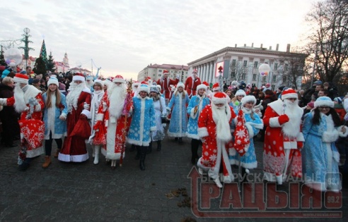 300 Дедов Морозов и Снегурочек зажгли новогоднюю иллюминацию в Гродно