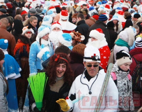 300 Дедов Морозов и Снегурочек зажгли новогоднюю иллюминацию в Гродно