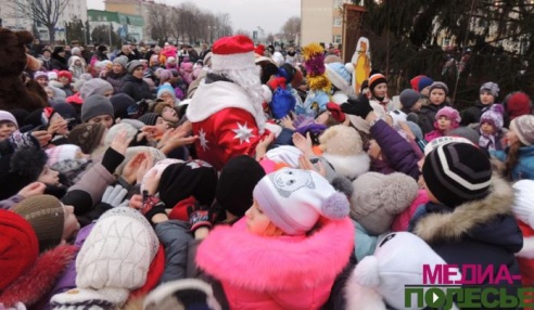 Городская ёлка в Столине открылась театрализованным праздником