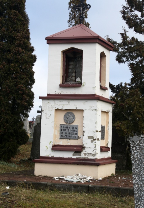 Здзек над памяццю ў Камаях