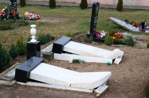 Здзек над памяццю ў Камаях