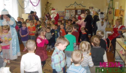 В «Новогодней сказке в лесу» побывали ребята из Язвинского детсада и Лунинецкого социально-педагогического центра