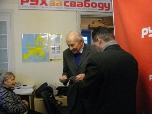 Александр Волчанин вручил молдавскую медаль белорусскому «врагу народа от науки». Фото