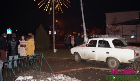 В Лунинце пьяный 20-летний бесправник, выехав на «Москвиче» к ресторану, врезался в столб