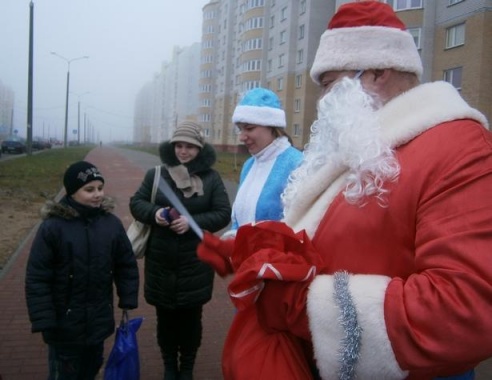 В Барановичах Дед Мороз и Снегурочка дарили фликеры