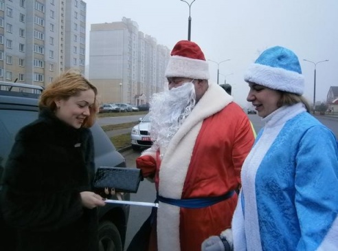В Барановичах Дед Мороз и Снегурочка дарили фликеры