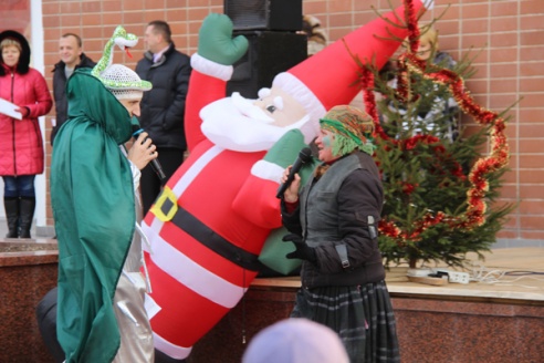 Большой фоторепортаж: в Ошмянах прошло шествие Дедов Морозов и Снегурочек