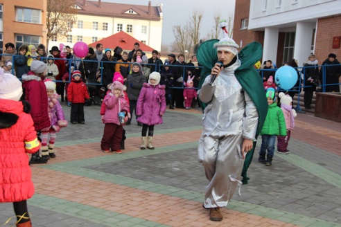 Большой фоторепортаж: в Ошмянах прошло шествие Дедов Морозов и Снегурочек