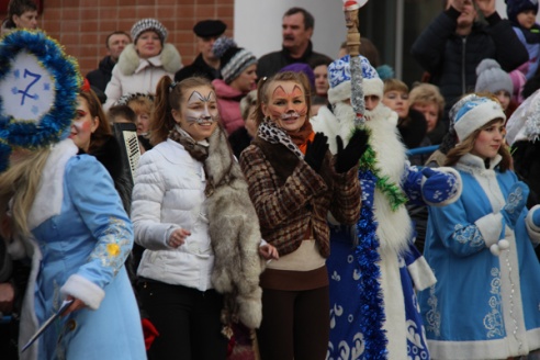 Большой фоторепортаж: в Ошмянах прошло шествие Дедов Морозов и Снегурочек