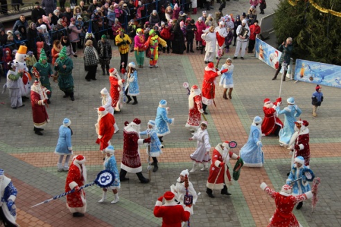 Большой фоторепортаж: в Ошмянах прошло шествие Дедов Морозов и Снегурочек