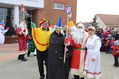 Большой фоторепортаж: в Ошмянах прошло шествие Дедов Морозов и Снегурочек