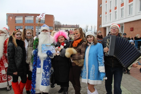 Большой фоторепортаж: в Ошмянах прошло шествие Дедов Морозов и Снегурочек