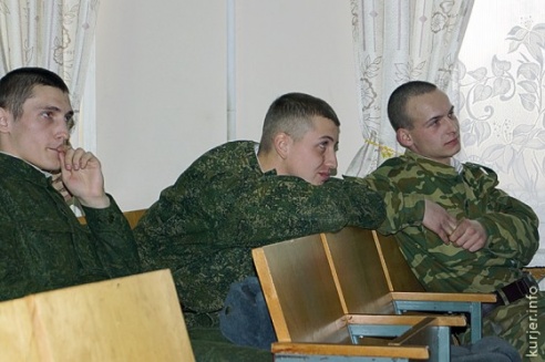 Будущие медсёстры поздравили военнослужащих