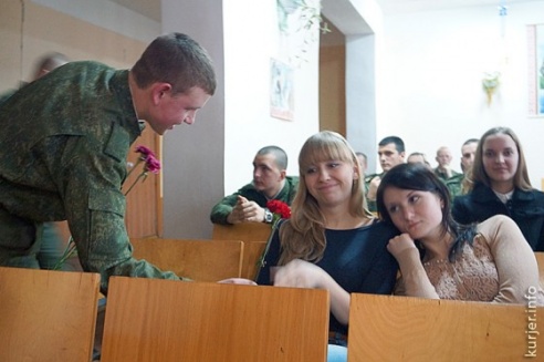 Будущие медсёстры поздравили военнослужащих