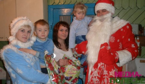 Подарки к Новому году получили от Лунинецкой ГАИ ребята из многодетных семей
