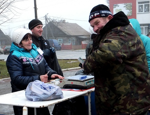 ВЕСЯЛІЛІ НА ПЛОШЧЫ НАРОД, КАБ ХУТЧЭЙ НАДЫШОЎ НОВЫ ГОД!