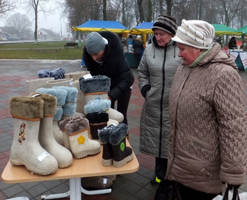 ВЕСЯЛІЛІ НА ПЛОШЧЫ НАРОД, КАБ ХУТЧЭЙ НАДЫШОЎ НОВЫ ГОД!