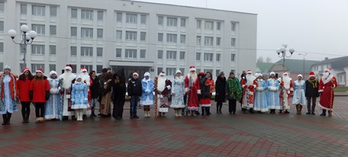 ВЕСЯЛІЛІ НА ПЛОШЧЫ НАРОД, КАБ ХУТЧЭЙ НАДЫШОЎ НОВЫ ГОД!