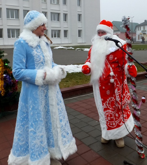 ВЕСЯЛІЛІ НА ПЛОШЧЫ НАРОД, КАБ ХУТЧЭЙ НАДЫШОЎ НОВЫ ГОД!