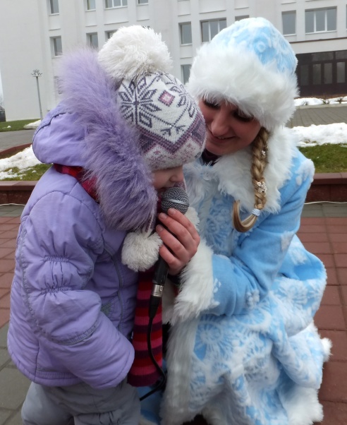 ВЕСЯЛІЛІ НА ПЛОШЧЫ НАРОД, КАБ ХУТЧЭЙ НАДЫШОЎ НОВЫ ГОД!