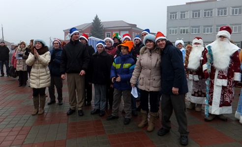 ВЕСЯЛІЛІ НА ПЛОШЧЫ НАРОД, КАБ ХУТЧЭЙ НАДЫШОЎ НОВЫ ГОД!