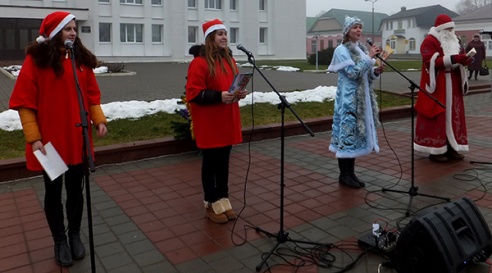 ВЕСЯЛІЛІ НА ПЛОШЧЫ НАРОД, КАБ ХУТЧЭЙ НАДЫШОЎ НОВЫ ГОД!