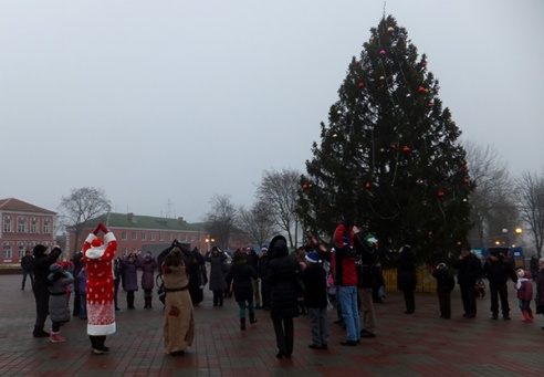 ВЕСЯЛІЛІ НА ПЛОШЧЫ НАРОД, КАБ ХУТЧЭЙ НАДЫШОЎ НОВЫ ГОД!