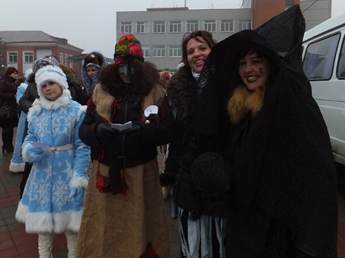 ВЕСЯЛІЛІ НА ПЛОШЧЫ НАРОД, КАБ ХУТЧЭЙ НАДЫШОЎ НОВЫ ГОД!