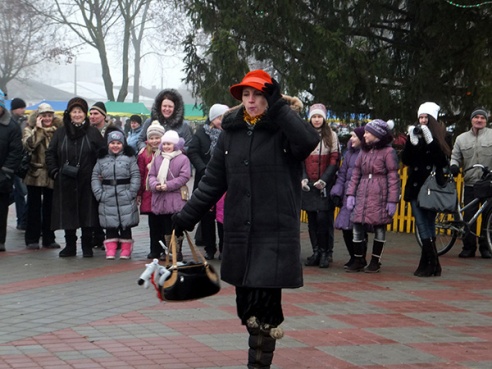 ВЕСЯЛІЛІ НА ПЛОШЧЫ НАРОД, КАБ ХУТЧЭЙ НАДЫШОЎ НОВЫ ГОД!