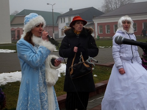 ВЕСЯЛІЛІ НА ПЛОШЧЫ НАРОД, КАБ ХУТЧЭЙ НАДЫШОЎ НОВЫ ГОД!