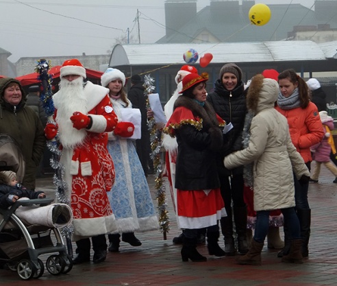 ВЕСЯЛІЛІ НА ПЛОШЧЫ НАРОД, КАБ ХУТЧЭЙ НАДЫШОЎ НОВЫ ГОД!