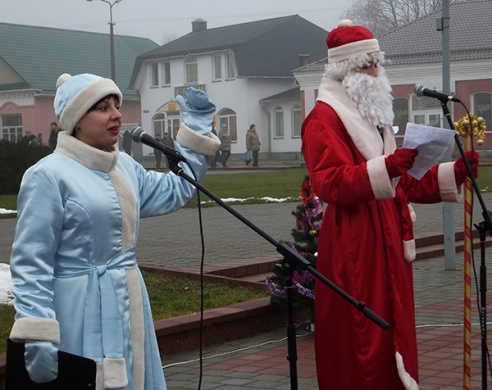 ВЕСЯЛІЛІ НА ПЛОШЧЫ НАРОД, КАБ ХУТЧЭЙ НАДЫШОЎ НОВЫ ГОД!