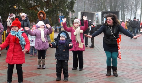 ВЕСЯЛІЛІ НА ПЛОШЧЫ НАРОД, КАБ ХУТЧЭЙ НАДЫШОЎ НОВЫ ГОД!
