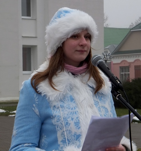 ВЕСЯЛІЛІ НА ПЛОШЧЫ НАРОД, КАБ ХУТЧЭЙ НАДЫШОЎ НОВЫ ГОД!