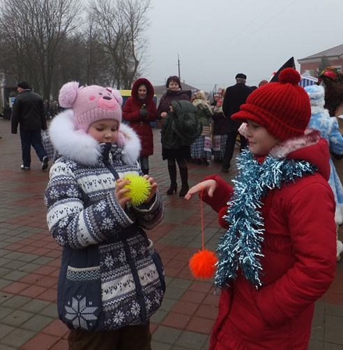 ВЕСЯЛІЛІ НА ПЛОШЧЫ НАРОД, КАБ ХУТЧЭЙ НАДЫШОЎ НОВЫ ГОД!