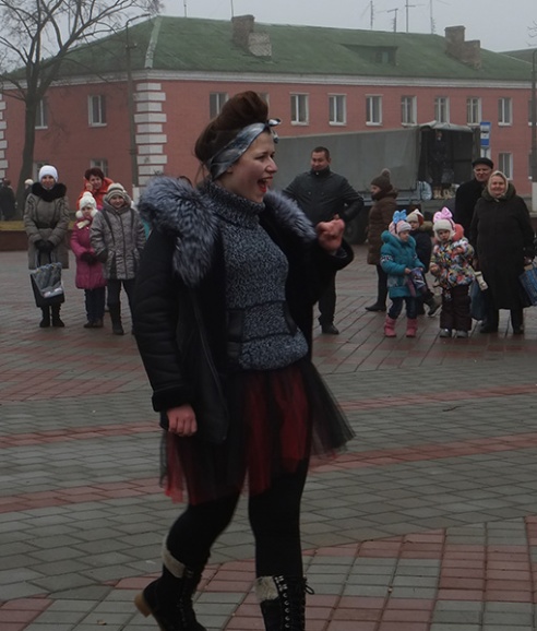 ВЕСЯЛІЛІ НА ПЛОШЧЫ НАРОД, КАБ ХУТЧЭЙ НАДЫШОЎ НОВЫ ГОД!