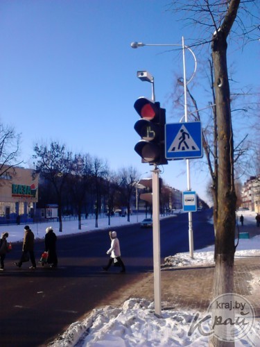 Устройство похожее на камеру слежения установлено над светфором (+фото)