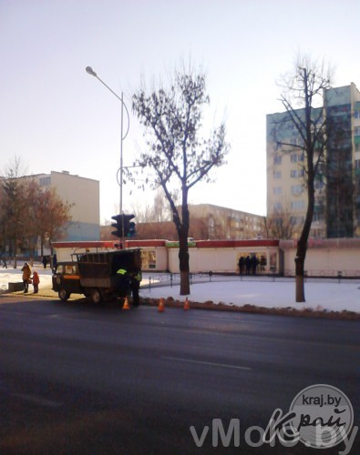 Устройство похожее на камеру слежения установлено над светфором (+фото)