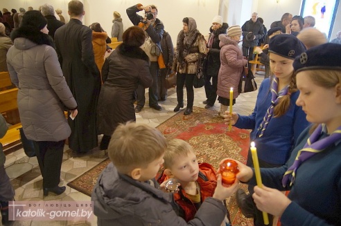 К Рождеству огонь из Вифлеема доставили в Гомель (фото)