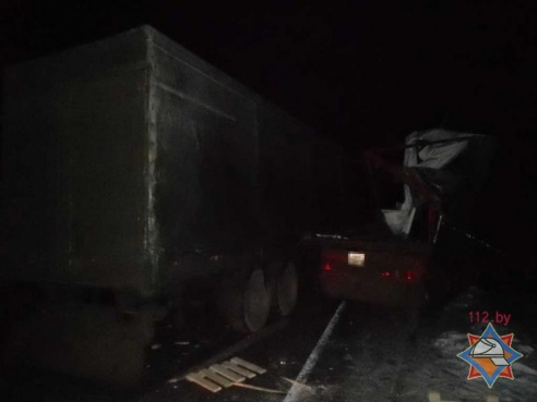 В Рогачевском районе столкнулись две фуры – один человек погиб (фото)