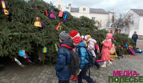 На площади в Лунинце рухнула главная городская ёлка