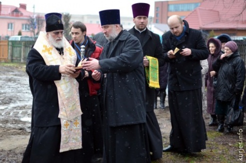 Во время своего визита в Слуцк Владыка Павел освятил место строительства храма