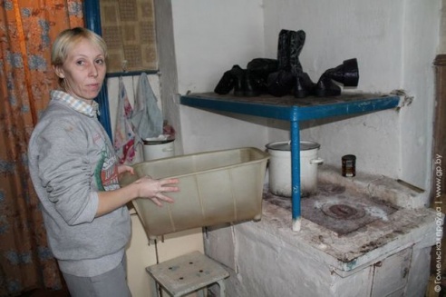 В Речицком районе доярка с четырьмя детьми живет в аварийном бараке без удобств (фото)