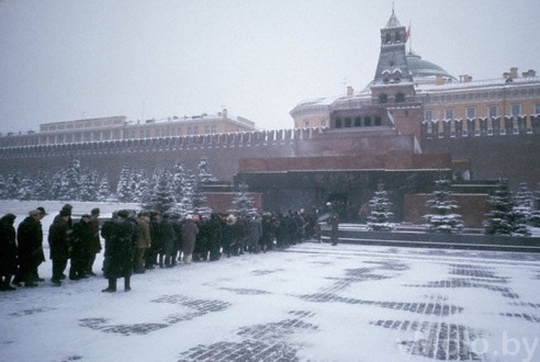 В мавзолее и то очереди меньше