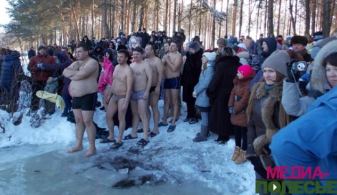 Сотни лунинчан окунулись в прорубь. Крещенские морозы – не помеха