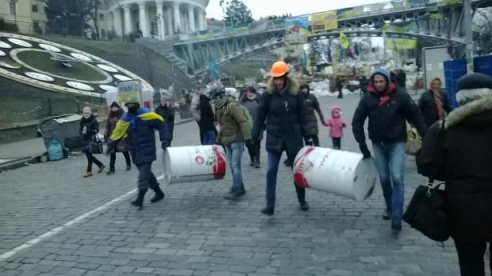 Адна гадзіна на Майдане (фотарэпартаж)