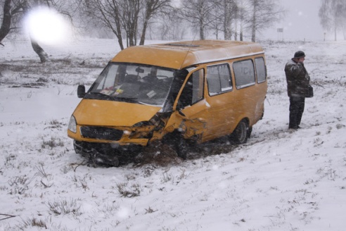 Фотофакт: из-за обильного снегопада случилось серьезное ДТП на трассе Рогачев-Довск
