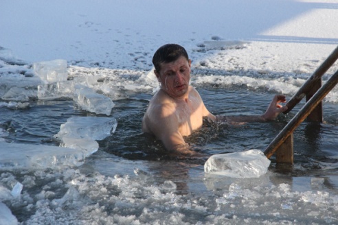 НА КРЕЩЕНИЕ – В ОЗЕРО