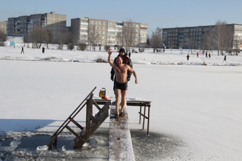 НА КРЕЩЕНИЕ – В ОЗЕРО