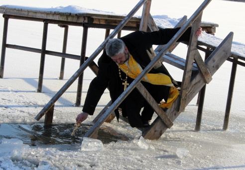 НА КРЕЩЕНИЕ – В ОЗЕРО